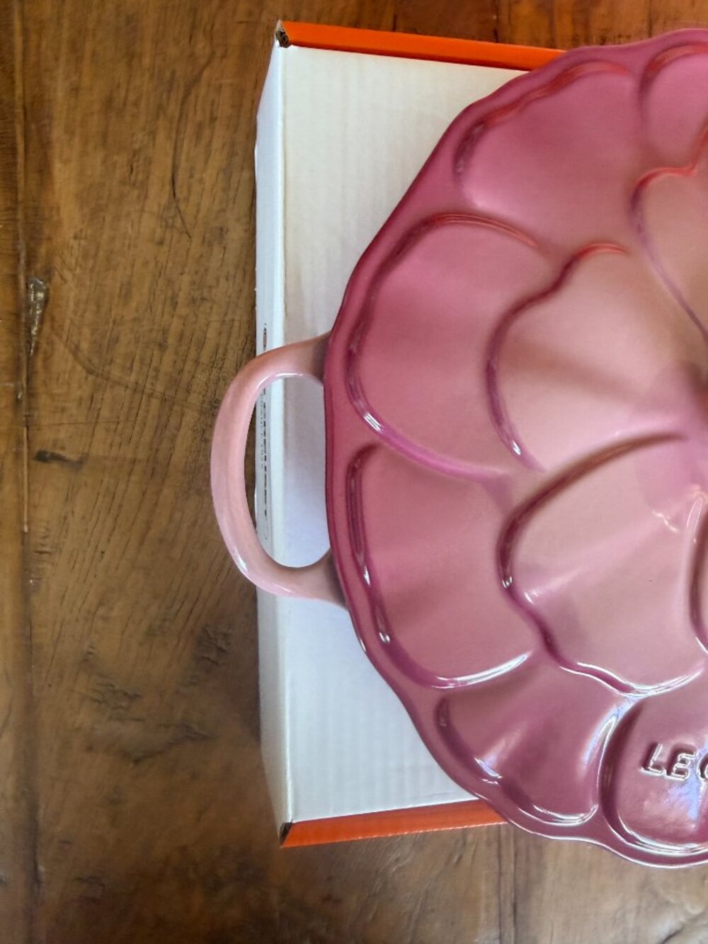 Le Creuset Signature Cast Iron Petal Shallow Casserole 2.25 qt Berry Pink 26 NEW - Picture 6 of 16